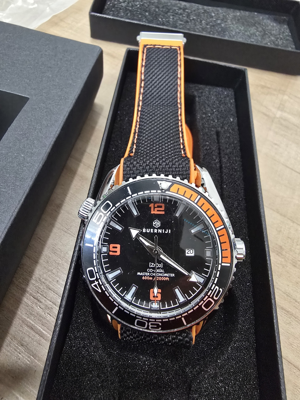 Men’s Black and Orange Dive Watch.authomatic
